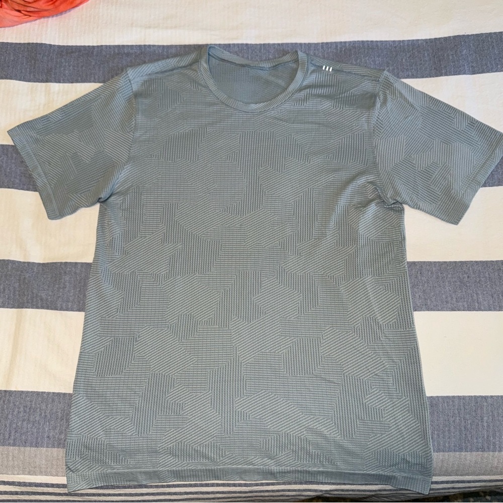 Men’s size Large lululemon metal vent tech shirt.